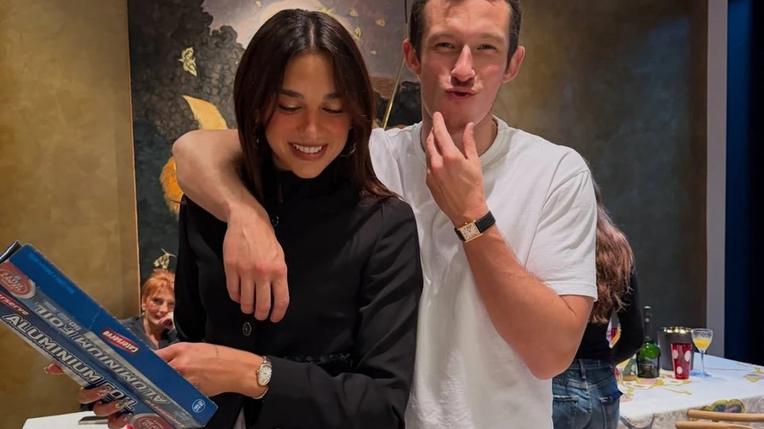 Dua Lipa zbulon gatimin e saj të preferuar që bën bashkëshorti i saj  Callum Turner  Është gjëja ime e preferuar