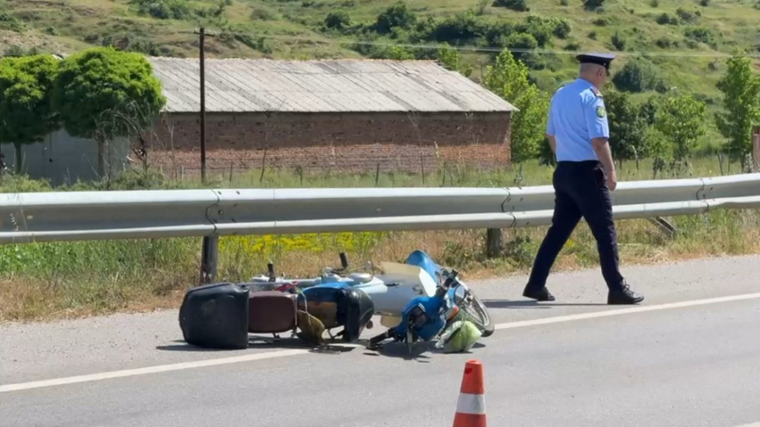Aksident në aksin Korçë Bilisht  makina përplaset me motorin  një i plagosur