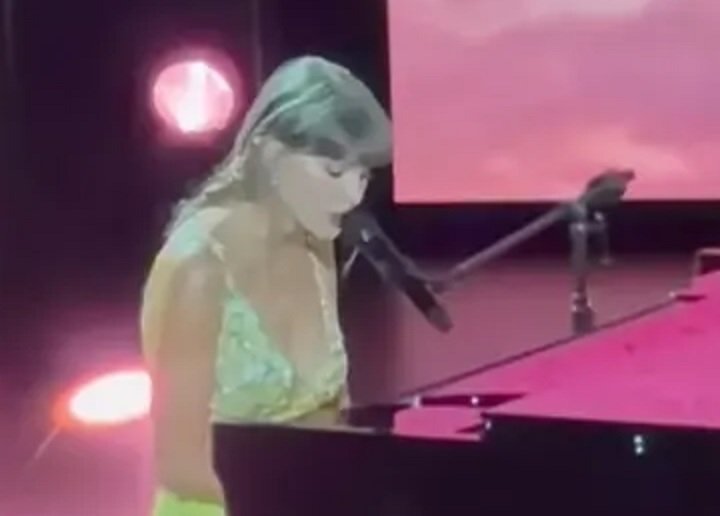 Taylor Swift performon këngën e re në premierën e Toy Story-t 5 
