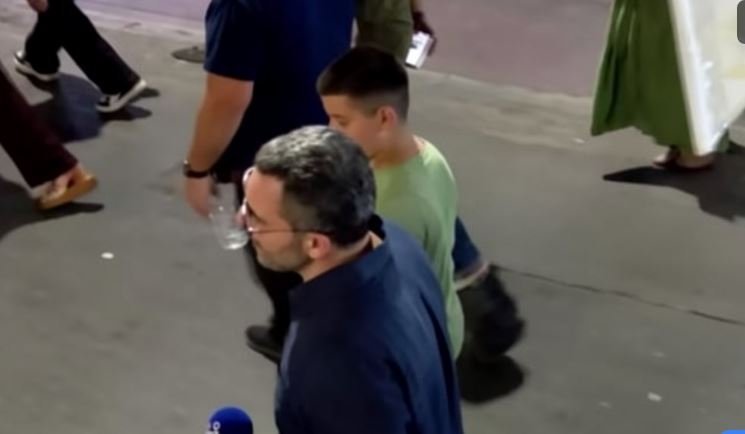 Arlind Qori në protestë me djalin: Populli e ka marrë sovranitetin në duart e veta