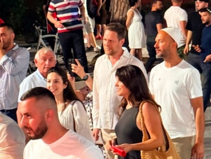 Princ Leka dhe Blerta Celibashi krah qytetarëve në ditën e 11-të të marshimit nëpër kryeqytet
