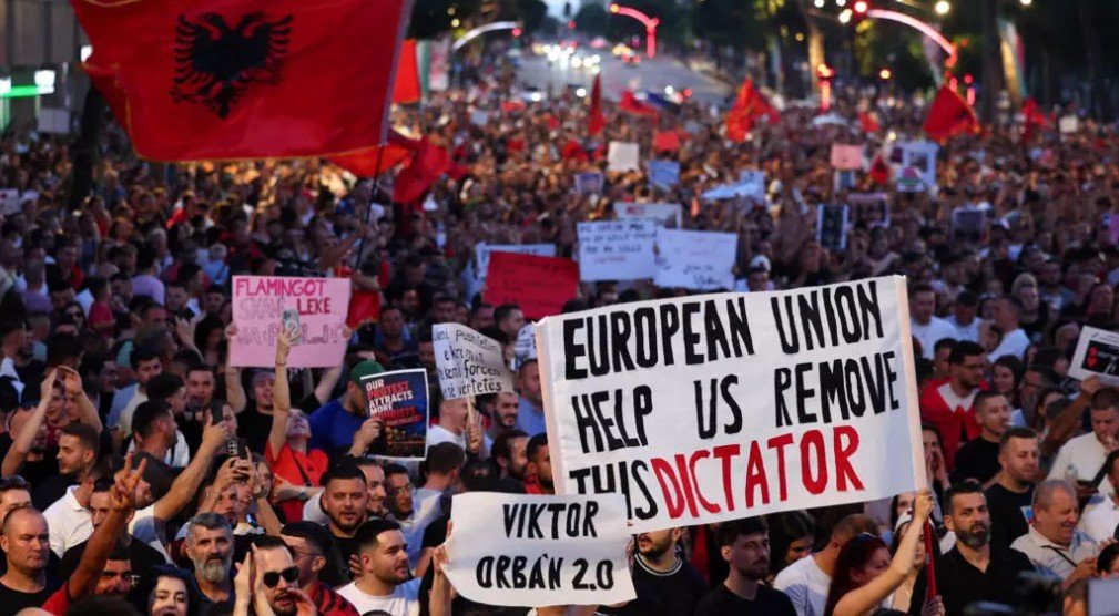 “Protestat masive në Tiranë shkojnë përtej çështjes së mjedisit” – Radio France: Mobilizimi i parë i madh dhe i pavarur i qytetarëve kundër qeverisë!