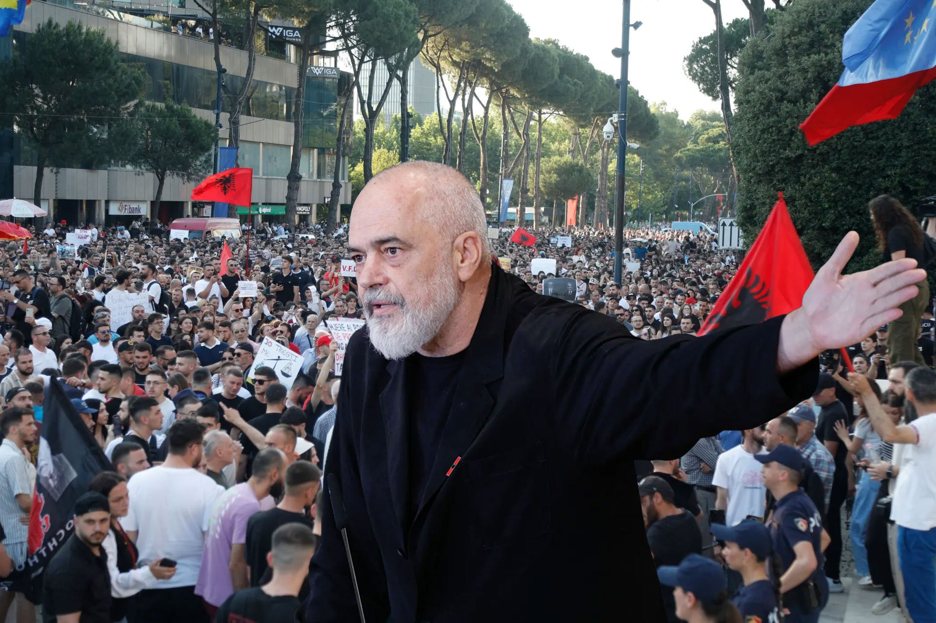 “Sinqerisht nuk po dua ta besoj...” – Shqipëria proteston, institucionet heshtin