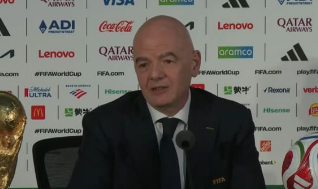 Infantino: A është normale që FIFA të diktojë kush hyn në një shtet?