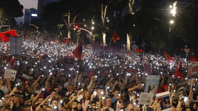 Tirana në këmbë. Vijon marshimi, protestuesit kalojnë mes makinave, duartrokiten nga qytetarët!