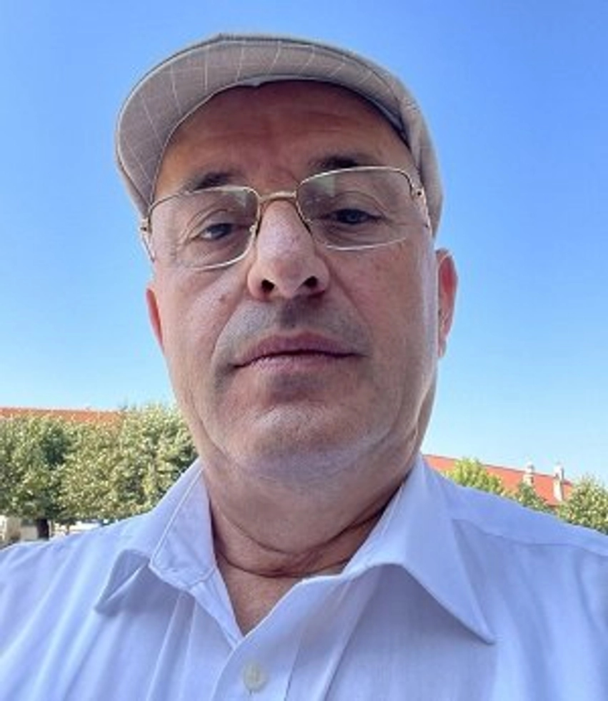 Dy spektakle të njëjta   kush është regjizori 