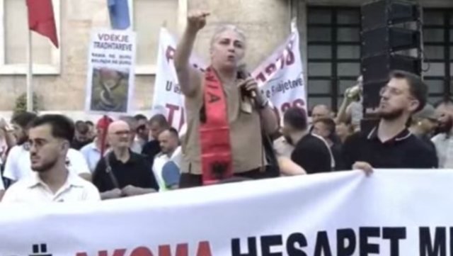 “Edi Rama, merr shokët dhe zhdukuni”/ Protestuesja thirrje Ramës: Je me njerëz të paaftë, që kanë marrë ....