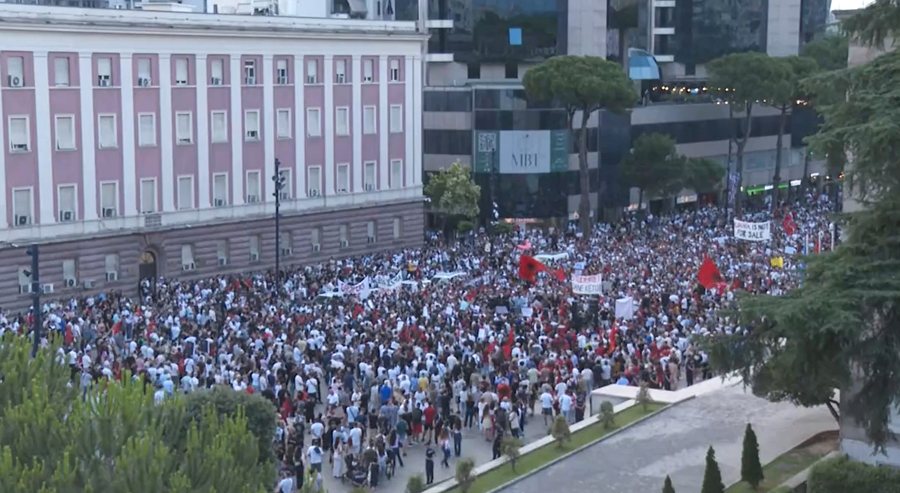 Një nga agjencitë më të mëdha të lajmeve në botë, Reuters transmeton live nga Tirana protestën madhështore të qytetarëve