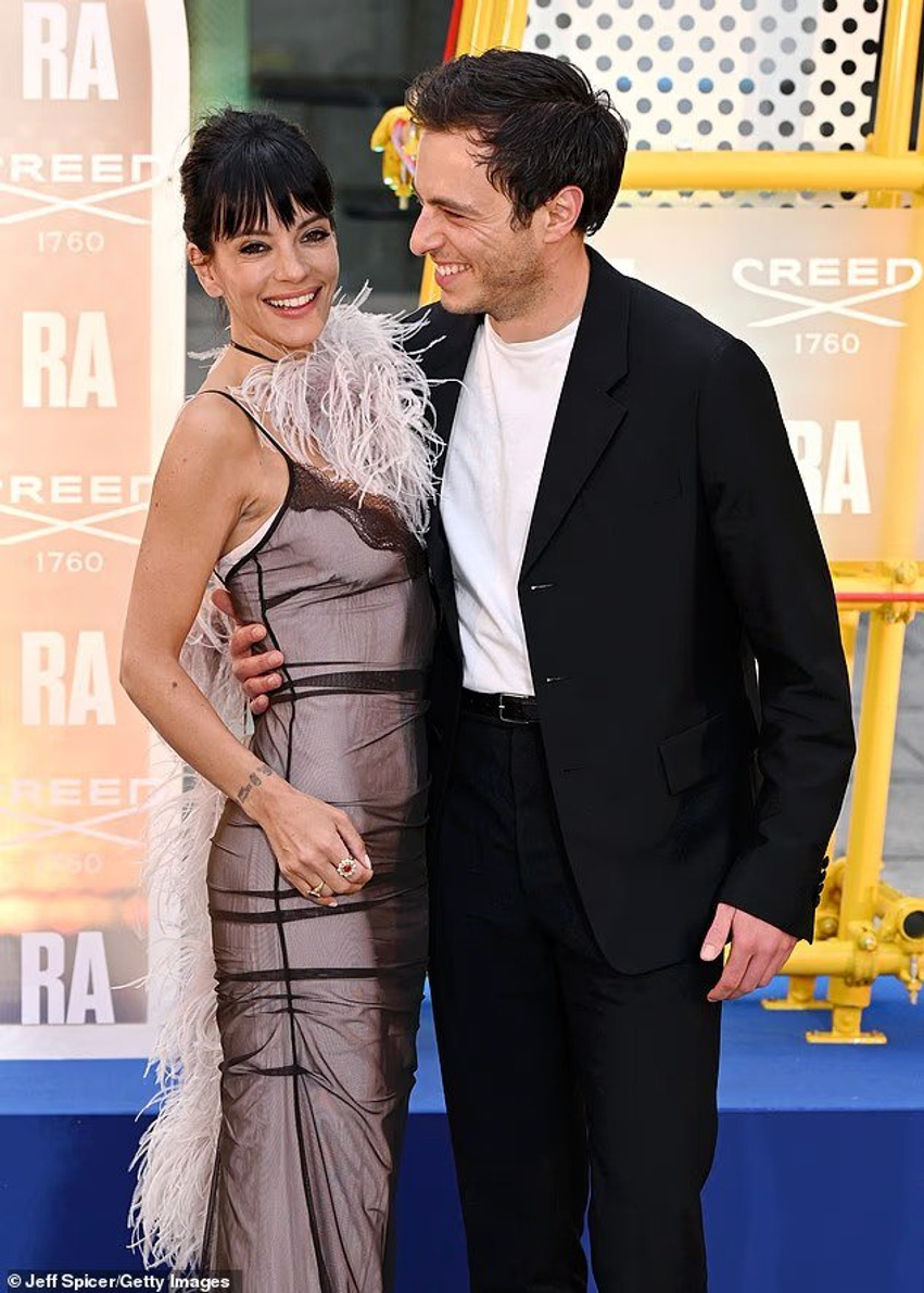 Lily Allen rrëmben vëmendjen me paraqitjen glamuroze në festën verore të Royal Academy of Arts