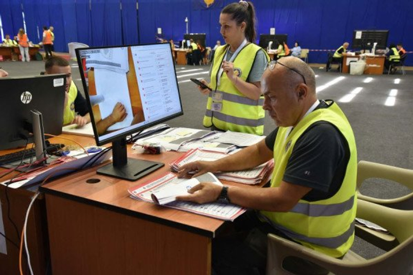 Elezi KQZ  Në 35 komuna përfundoi numërimi  në Gjilan gati në fund  vazhdohet në Prishtinë dhe Prizren