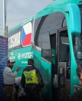 Kaos para ndeshjes në Botëror, autobusi i Çekisë bllokon trafikun