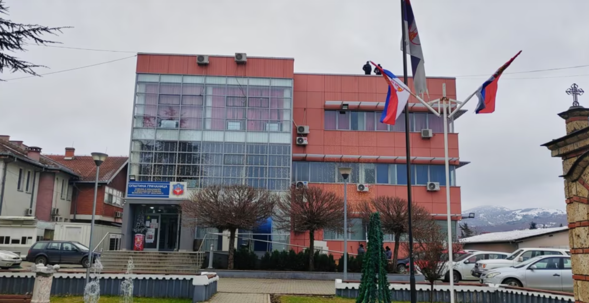 Lirohen nga paraburgimi drejtorët e institucioneve serbe në Kosovë