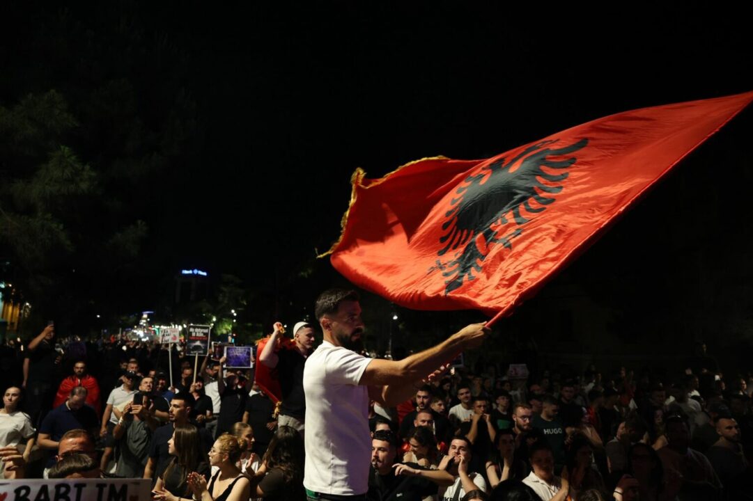 Vijon marshimi/ Turma e qytetarëve shkon deri në “Astir”: Administrata, bashkohuni me popullin