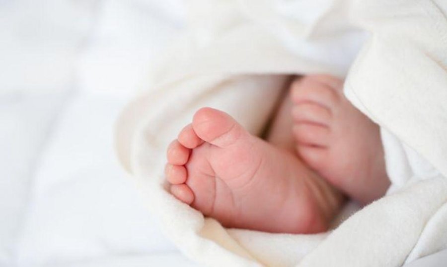 Nëna akuzohet se braktisi binjakët 13 muajsh për ditë të tëra, njëri humb jetën nga uria dhe dehidratimi