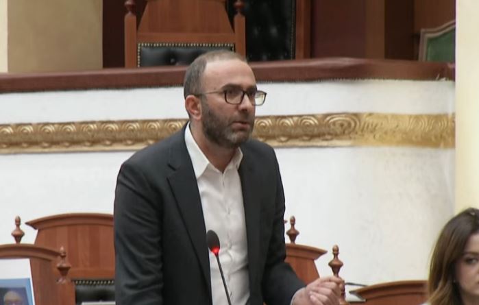Interpelanca me ministrin e Brendshëm, Lamallari nuk është i pranishëm! Bardhi: S’mund të shtyhet se shkon në tualet!