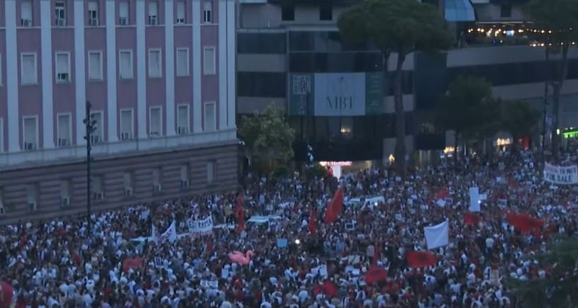 Mbyllet tubimi para Kryeministrisë, protestuesit nisin marshimin rrugëve të Tiranës