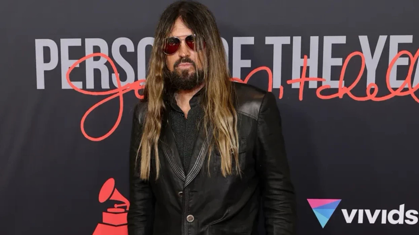 Billy Ray Cyrus flet për periudhat sfiduese në jetë  Kur je në fund të shkëmbit  është e vetmja mënyrë për t u ngjitur