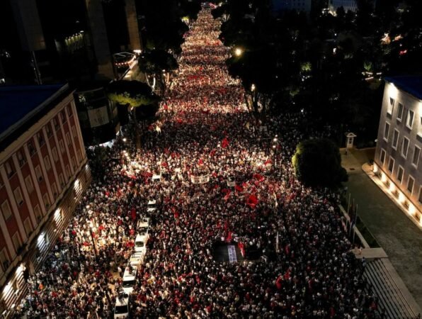 Qindra mijëra qytetarë zbarkojnë në shesh/ “E akuzojnë se nuk lufton korrupsionin”, Reuters: Protestat, sfidë për kryeministrin!