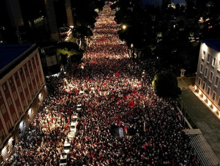 Qindra mijëra qytetarë dje në Bulevard, mbahet sot protesta e 12-të: Rama të dorëhiqet, Shqipëria nuk shitet!