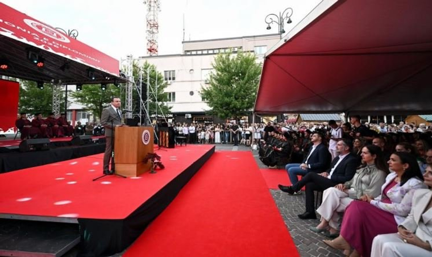 rreth-200-studente-diplomojne-ne-peje-kurti-premton-reforma-ne-arsim