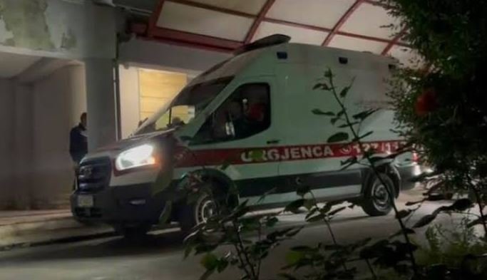 Korçë/ 4-vjeçari bie aksidentalisht nga kati i dytë i banesës, transportohet në spital