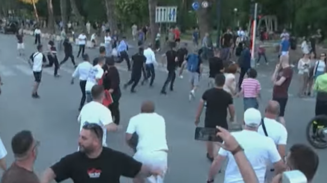 Tension dhe kaos në protestë, patronazhistët tentojnë të përçajnë protestën, qytetarët përgjigjen me Himnin Kombëtar!