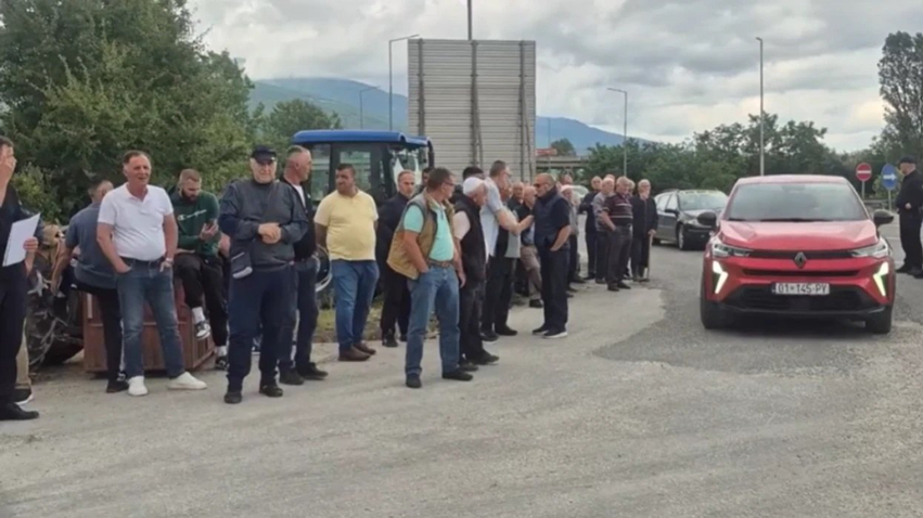 Në Reçicë të Tetovës u protestua për tokën e korridorit 8  banorët thonë se 3 4 euro për m² nuk është çmim i drejtë