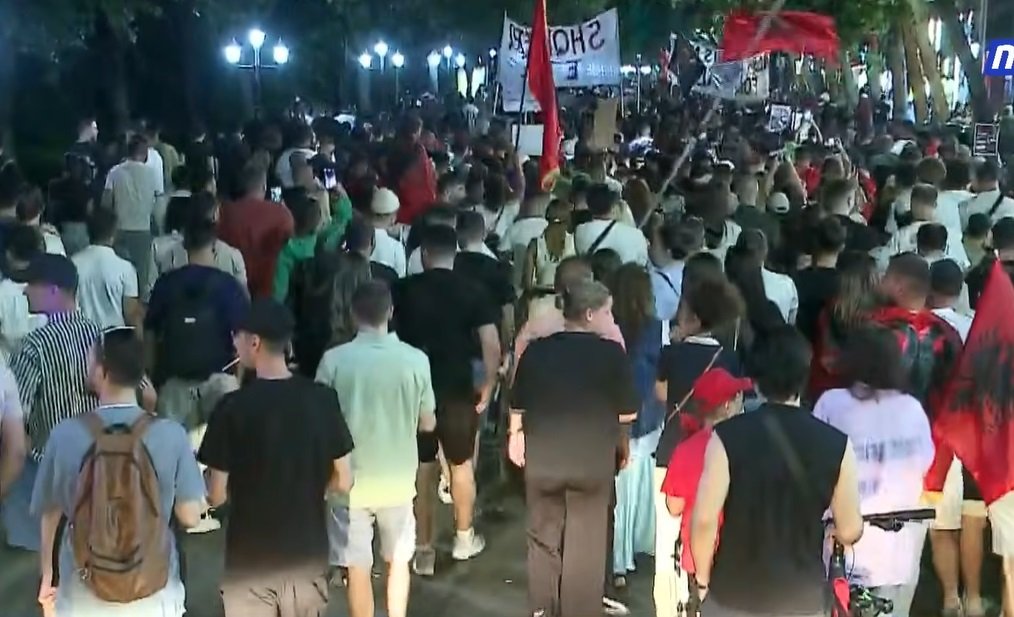 Tupanë flamuj dhe thirrje për largimin e Ramës, vijon marshimi i mijëra protestuesve në rrugët e Tiranës
