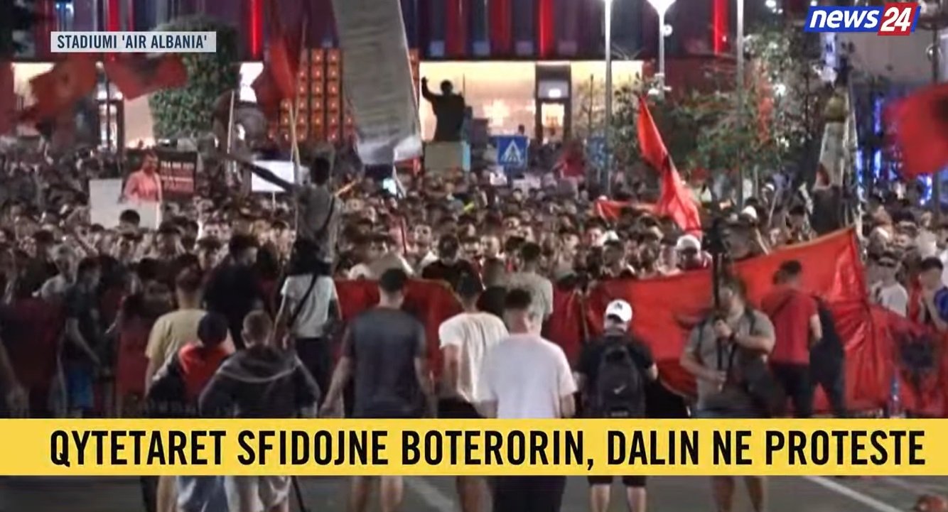 “U mbush kupa, Rama jep dorëheqjen”/ Protestuesit të pandalshëm, marshim kilometrik në Tiranë, pjesëmarrje historike