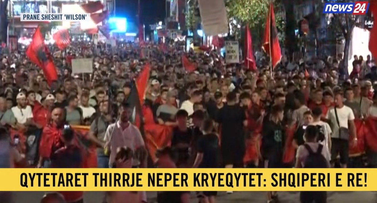 “Revolucion”/ ‘Uragani’ i protestuesve marshim kilometrik në Tiranë, nuk shihet fundi: Shqipëri e Re! Rama jep dorëheqjen
