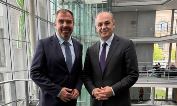 Hoxhaj në Berlin takon deputetin gjerman, diskutojnë për statusin kandidat të Kosovës në BE