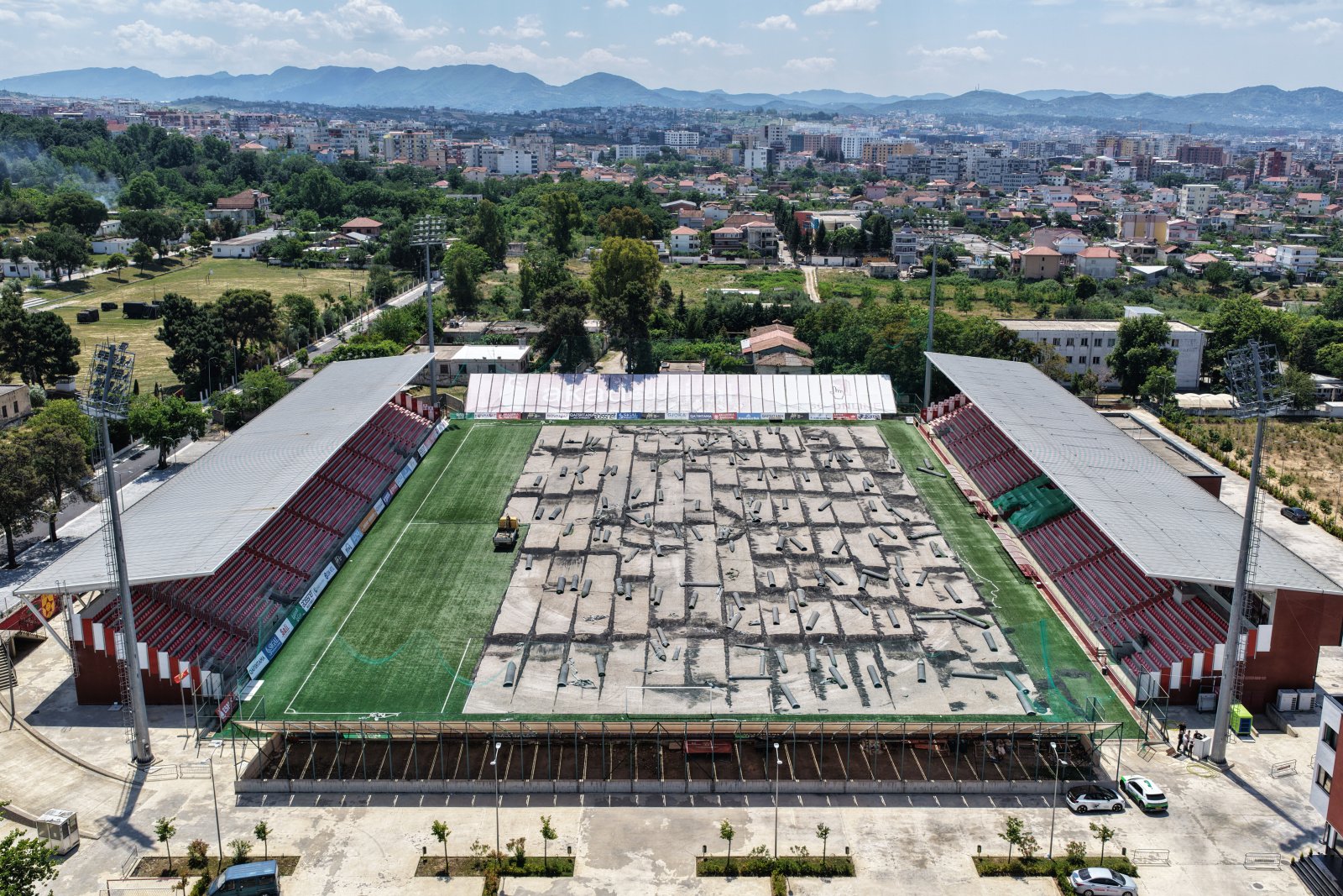 Nisin punimet për transformimin e fushës së stadiumit “Arena e Demave” me bar natyral