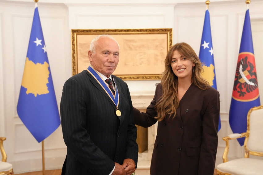 Haxhiu e dekoron me medalje komandantin nga Tirana  që iu bashkua UÇK së