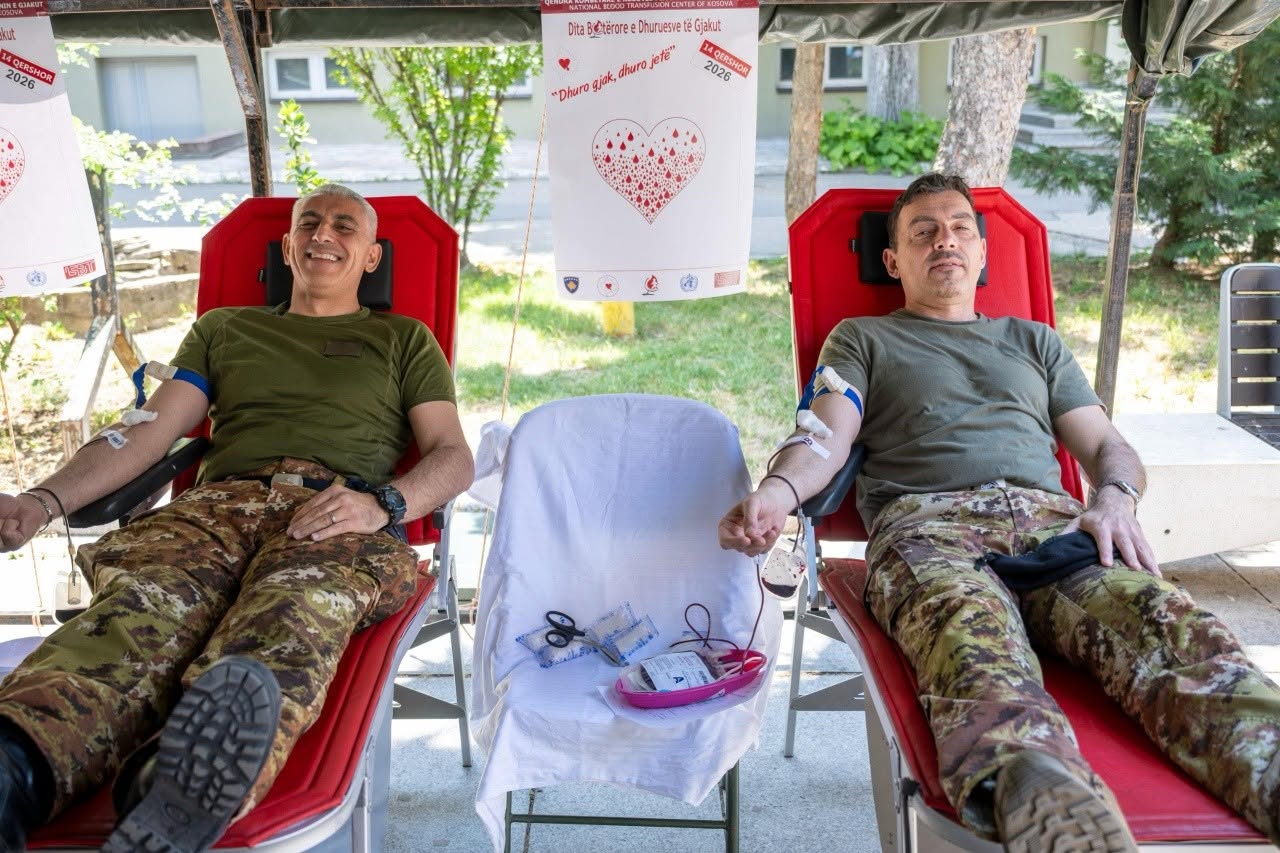Gjenerali i KFOR-it merr pjesë në aksionin e dhurimit të gjakut në Prishtinë