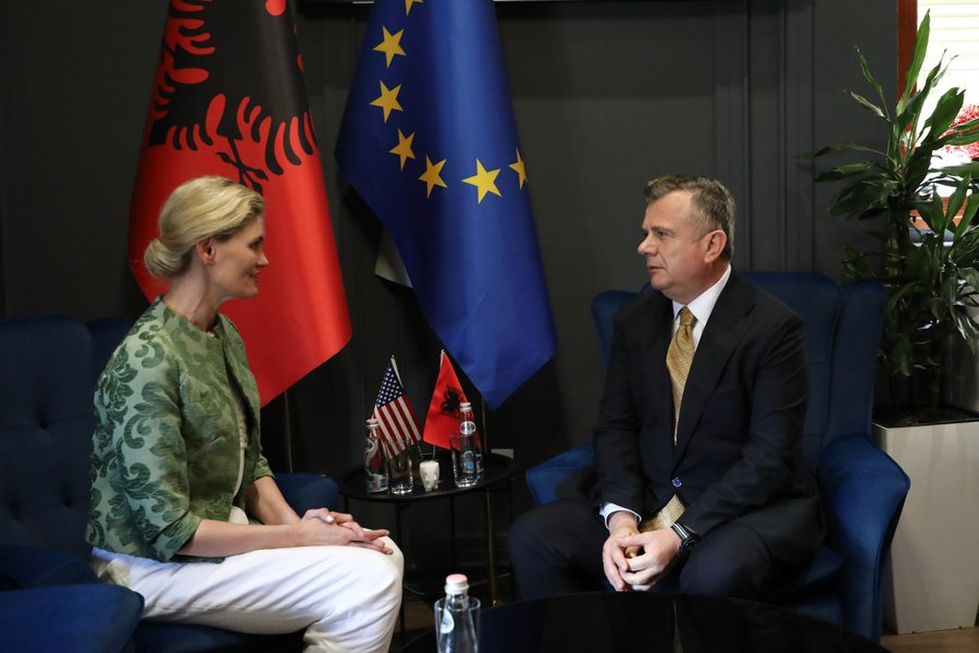Taulant Balla takon Nancy VanHorn, në fokus partneriteti strategjik mes Shqipërisë dhe SHBA-së