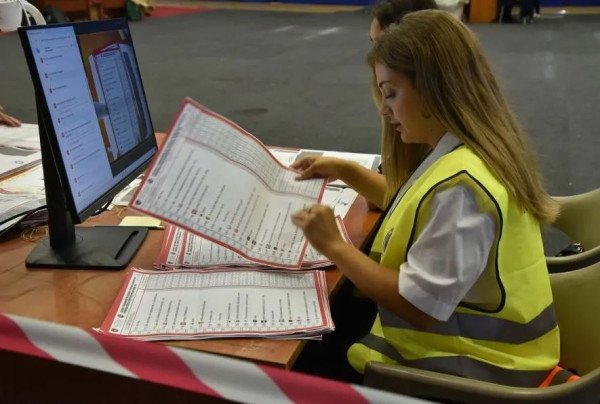 ​Elezi: Filloi edhe numërimi i votave me postë, ai nga përfaqësitë diplomatike drejt fundit