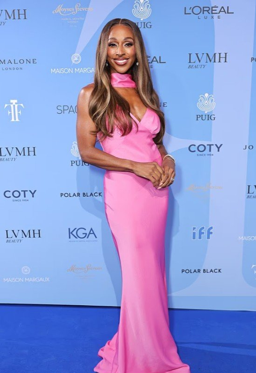 Alexandra Burke tregon figurën e saj të hollë me një fustan sateni rozë  ndërsa zbukuron tapetin blu në ndarjen e çmimeve Fragrance Foundation 