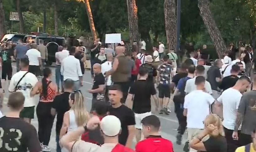 Tensione në protestë, militantët e Ramës provokojnë turmën para Kryeministrisë
