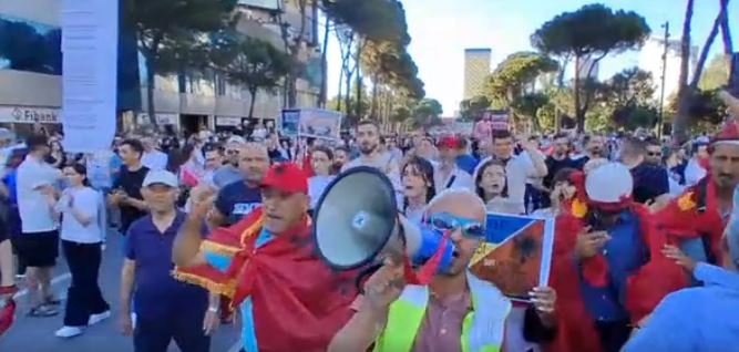 “Rama o tradhtar, jep dorëheqjen sa më parë”/ Protestuesit nuk i ndalin thirrjet