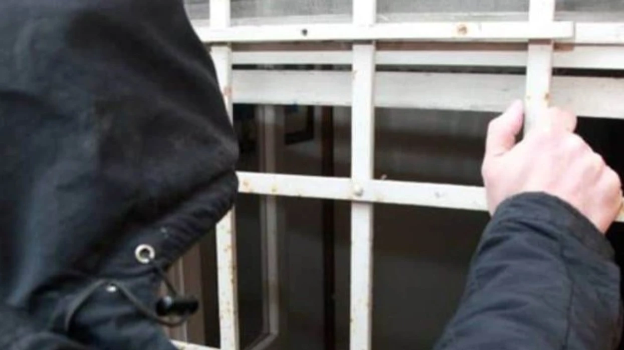 U futën në shtëpi nga dritarja dhe morën stoli ari, Policia njofton për vjedhje të rëndë në Graçanicë