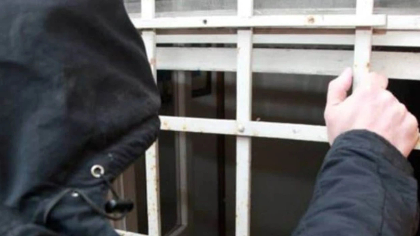 u-futen-ne-shtepi-nga-dritarja-dhe-moren-stoli-ari-policia-njofton-per-vjedhje-te-rende-ne-gracanice