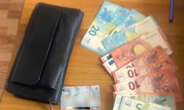 Qytetarja gjen portofolin me para dhe dokumente në Viti, e dorëzon në polici