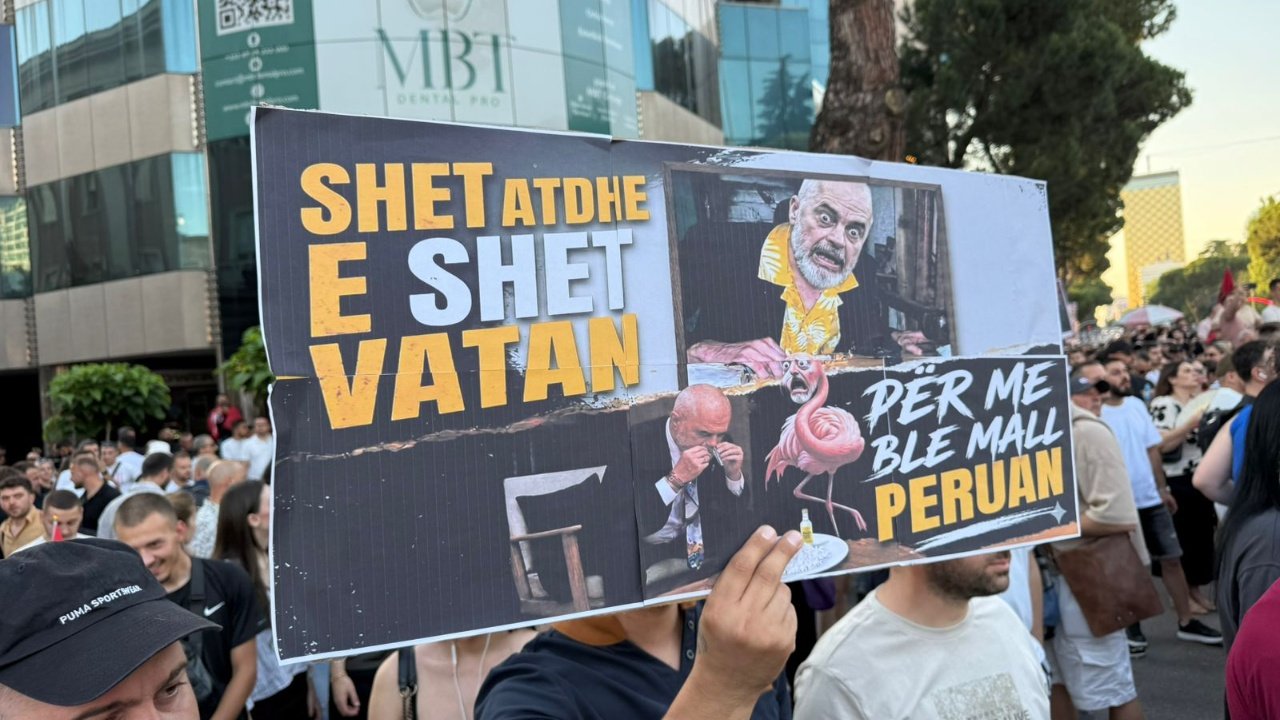  “Rama o tradhtar, jep dorëheqjen sa më parë” – Tensione në protestën e 13-të kombëtare në Tiranë/ Paralajmërohet protestë madhështore për nesër