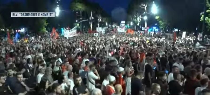  Oqeani  i qytetarëve derdhet në rrugët e Tiranës  këngë  valle dhe thirrje  Kupa u mbush  Rama jep dorëheqjen  Çohuni nga kafja  revolucion