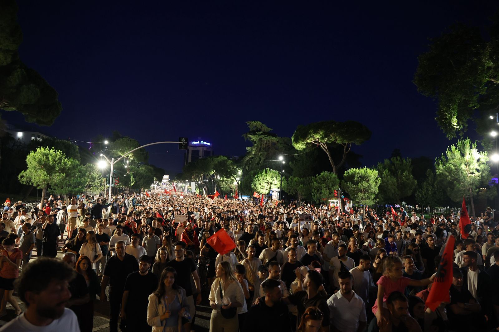 Thirrje për pjesëmarrje masive në protestën e sotme: Të jemi sa më shumë kundër antimitingut të Ramës!