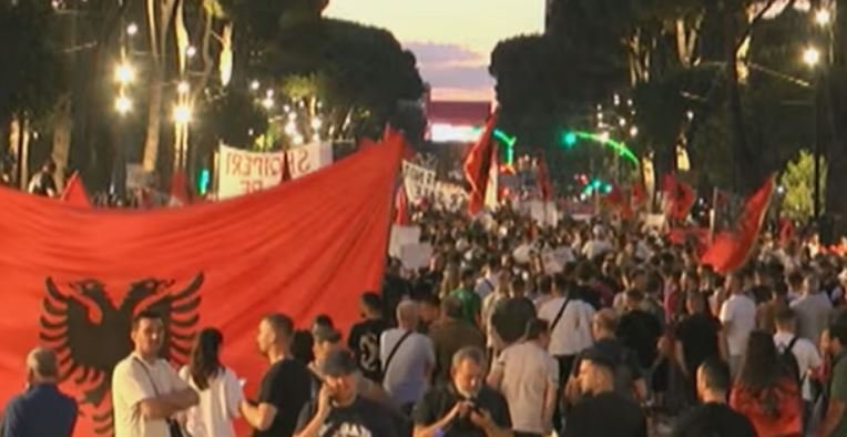 Mbyllet protesta e 13, qytetarët vijojnë marshimin drejt rrugëve të Tiranës