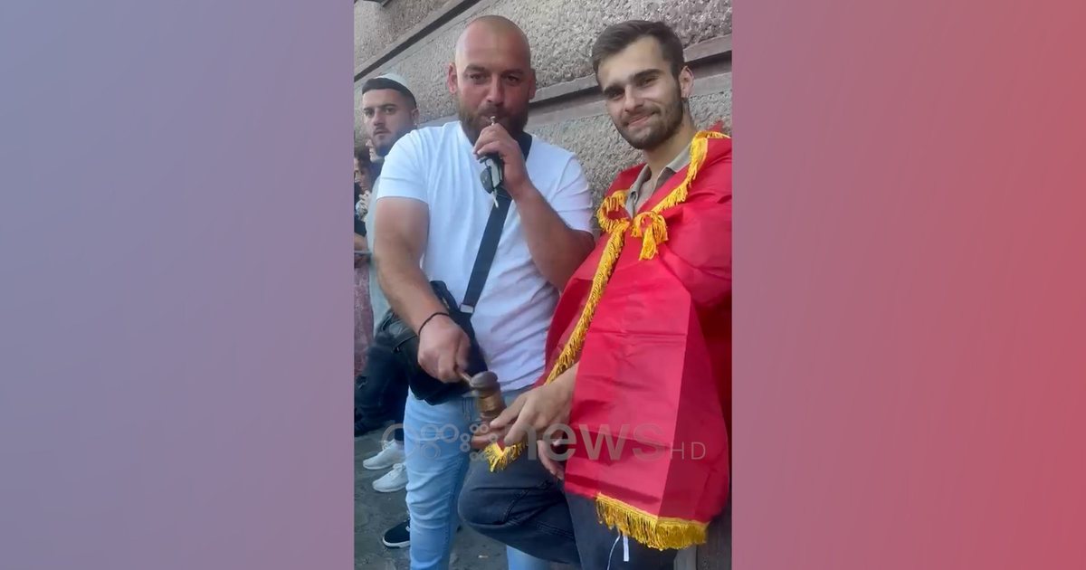 Protesta para Kryeministrisë/ Qytetarët përdorin simbolin e “çekiçit të gjyqtarit” për të kërkuar drejtësi