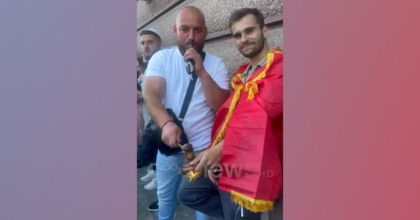Protesta para Kryeministrisë  Qytetarët përdorin simbolin e  çekiçit të gjyqtarit  për të kërkuar drejtësi