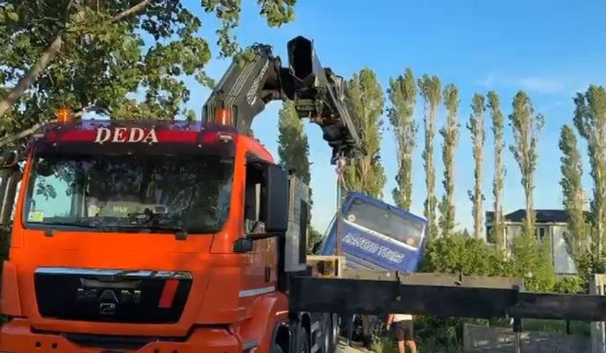Shëngjin  Zgjodhën rrugën dytësore për të shmangur trafikun  autobusi turistik del nga rruga dhe përfundon në kanal