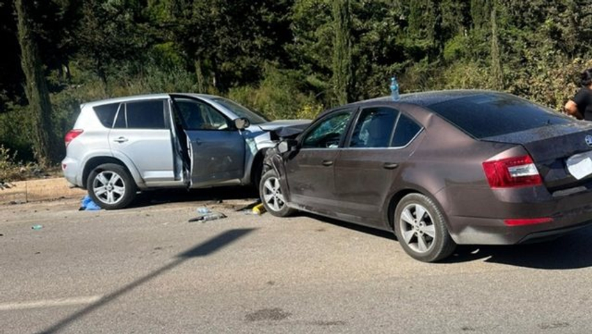 Aksident i rëndë në Dhërmi  Përplasen dy makina  4 të plagosur dërgohen me urgjencë në Vlorë